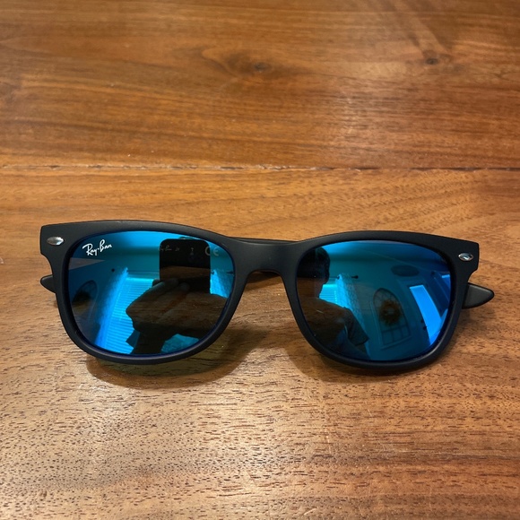 Youth Ray-Ban Wayfarer Sunglasses With Case